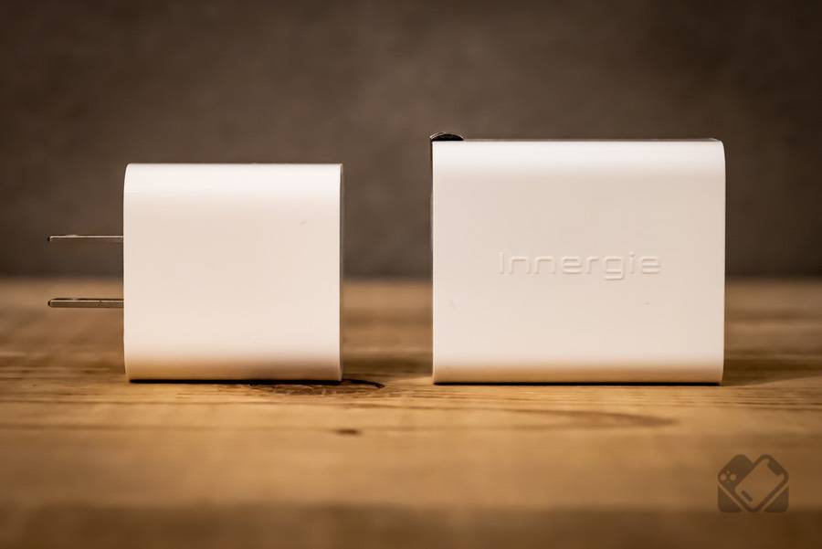左：Apple 20W USB-Cアダプタ、右：Innergie C6 DUO