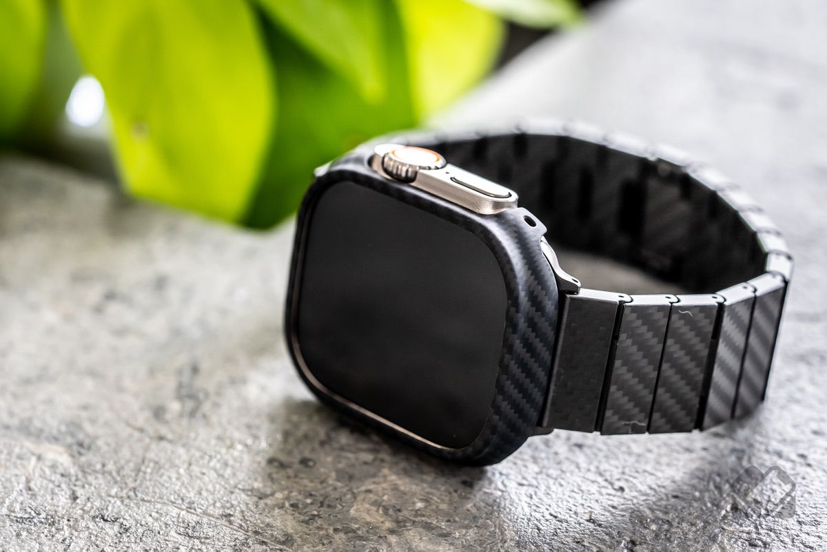 Apple Watchをしっかりと保護し、見た目を簡単にブラックギア化