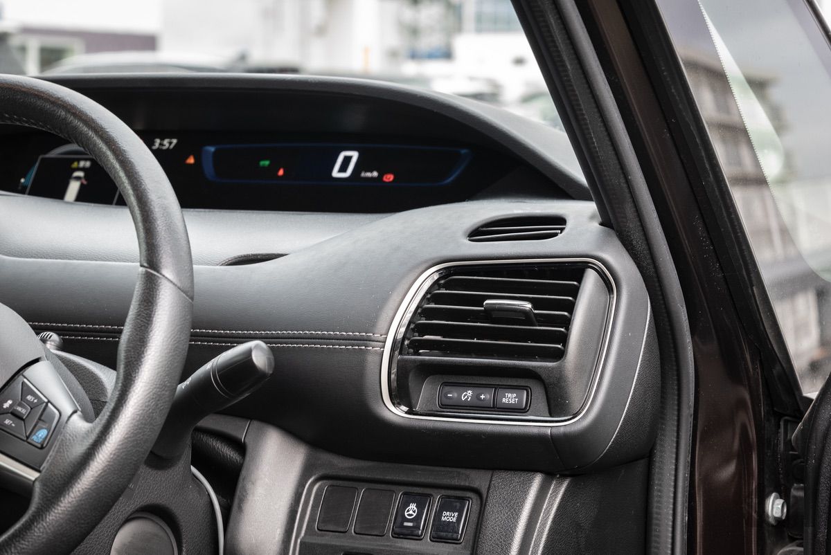 ベルキン BoostCharge Pro MagSafe認証15Wワイヤレス車載充電器を車内に設置