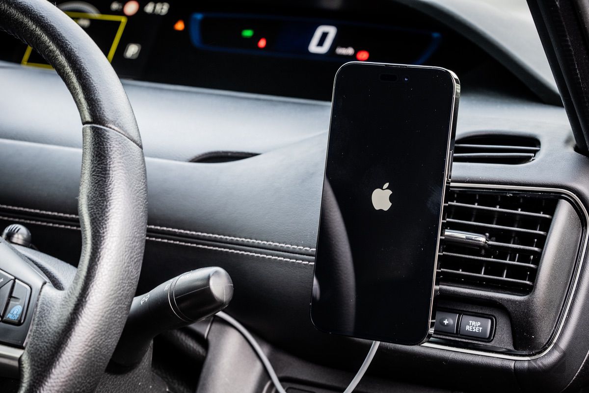iPhone 14 Pro Maxを車でMagSafe充電